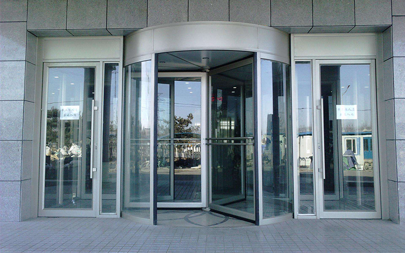 使用差異:手動(dòng)與自動(dòng)旋轉(zhuǎn)門大不同 使用差異:手動(dòng)與自動(dòng)旋轉(zhuǎn)門大不同